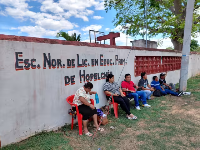 Padres en Hopelchén esperan 36 horas para obtener ficha en la Escuela Normal de Educación Primaria