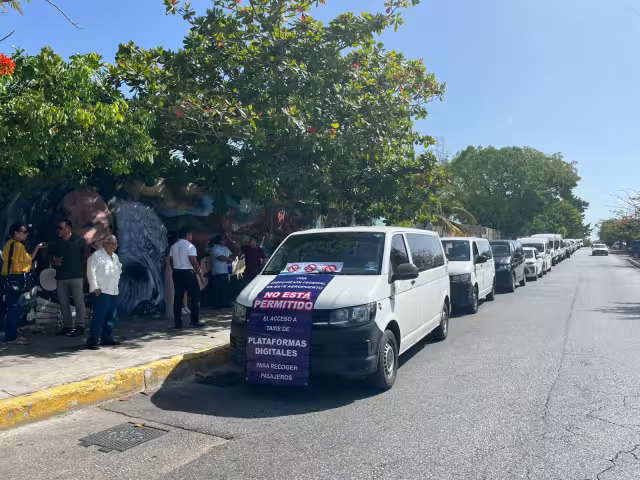 Transportistas del Aeropuerto Internacional de Cancún se manifestaron contra operadores de plataformas digitales.