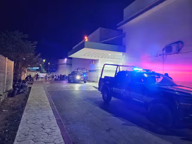 Unidades policiacas llegaron al hospital y resguardaron la entrada.