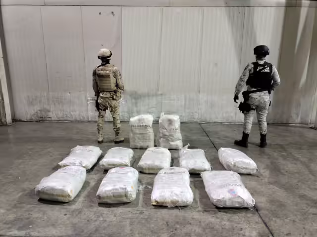 Ejército y Guardia Nacional aseguran 11 costales con presunto fentanilo en Sonora