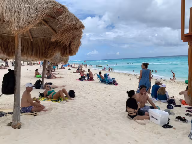Bañistas acudieron a las playas de Cancún para disfrutar de una tarde frente al mar