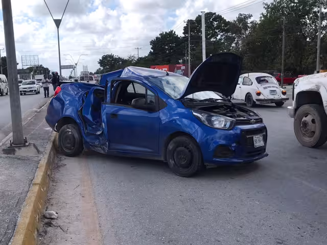 A consecuencia del fuerte choque, el vehículo quedó descuadrado y destrozado