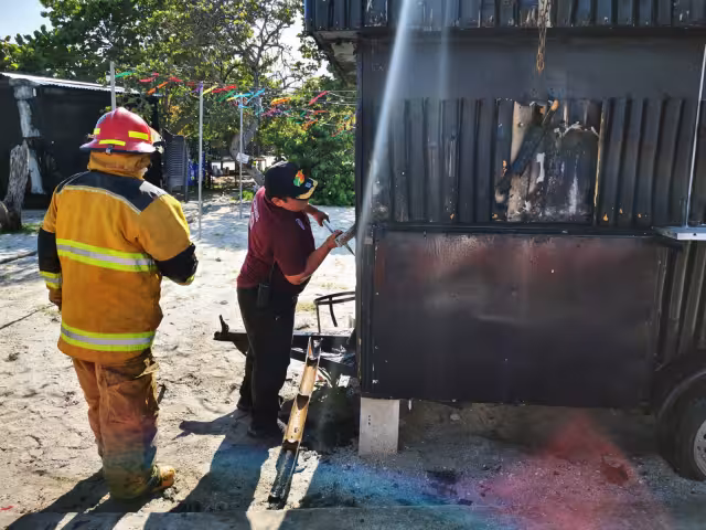 Aparatoso incendio consume locales de comida en el malecón costero de Campeche