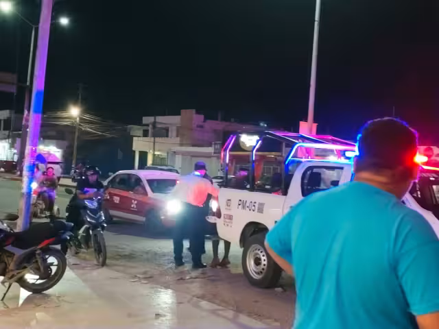 Policías detuvieron a un hombre ebrio por alterar el orden en una tienda de la colonia Salsipuedes, en Escárcega.