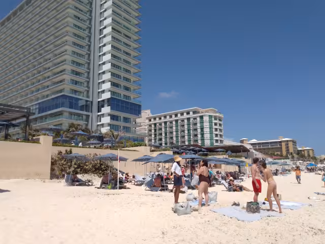 El centro de hospedaje no les brindó asistencia médica y pagaron 14 mil pesos en un hospital privado