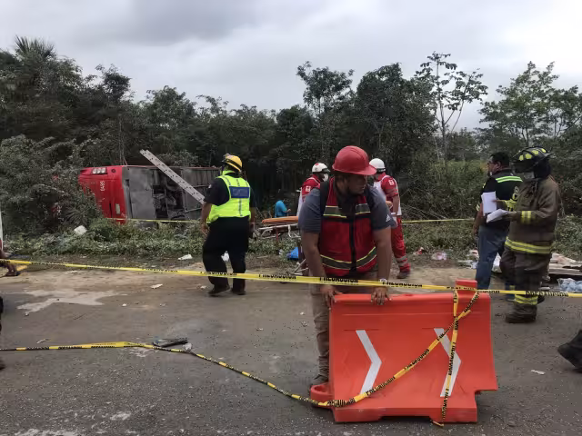 La unidad de ADO accidentada transportaba a pasajeros mexicanos y extranjeros, según la lista de viajeros que fue revelada tras el hecho