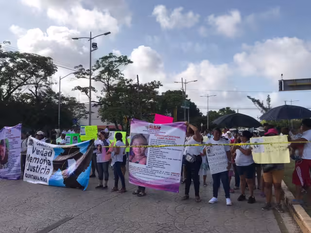 El contingente de manifestantes salieron de la Gloriera del Ceviche, en la Zona Centro de Cancún y se dirigen la sede de la Fiscalía General de Quintana Roo en la ciudad