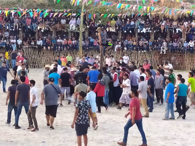 Pesa a la nueva ola de contagios, la fiesta tradicional continúa en el Oriente del Estado