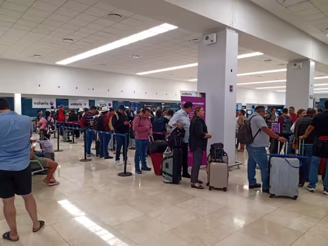 Se registra gran afluencia de pasajeros en el aeropuerto de Mérida este sábado