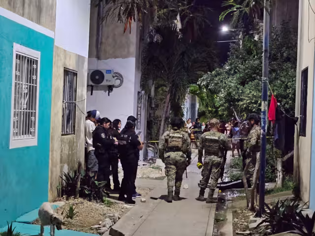 Elementos policiacos y de la Marina se presentaron en la escena del crimen.