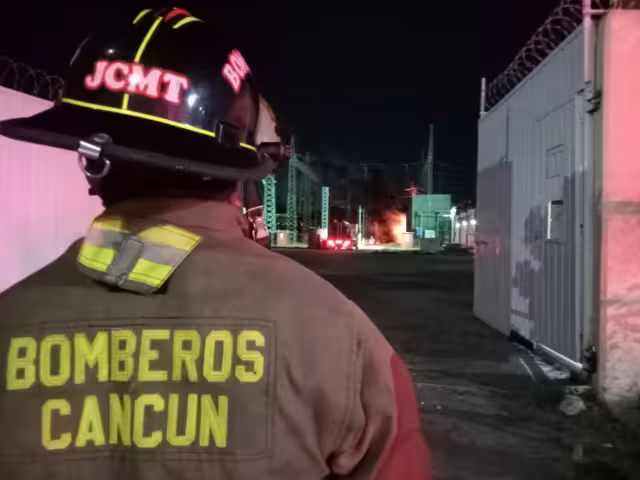 Al lugar llegaron elementos de bomberos de Cancún, así como curiosos