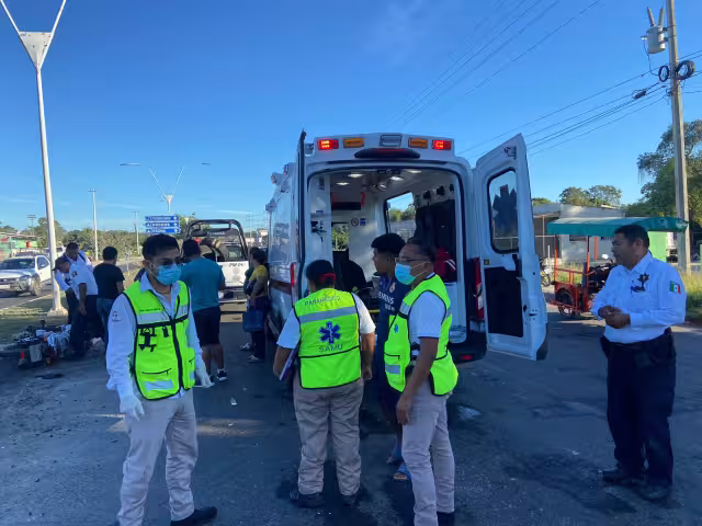 Dos jóvenes en motocicleta resultaron lesionados al ser impactados por un automóvil