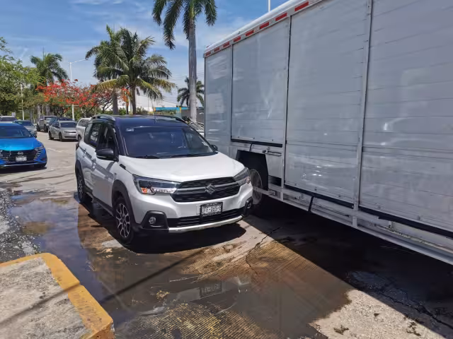Un camión repartidor de bebidas impactó a una camioneta particular en la colonia Asa Poniente