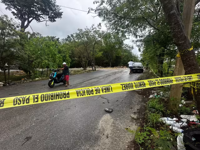 El cadáver presuntamente fue abandonado durante la noche del lunes y fue localizado este martes por automovilistas