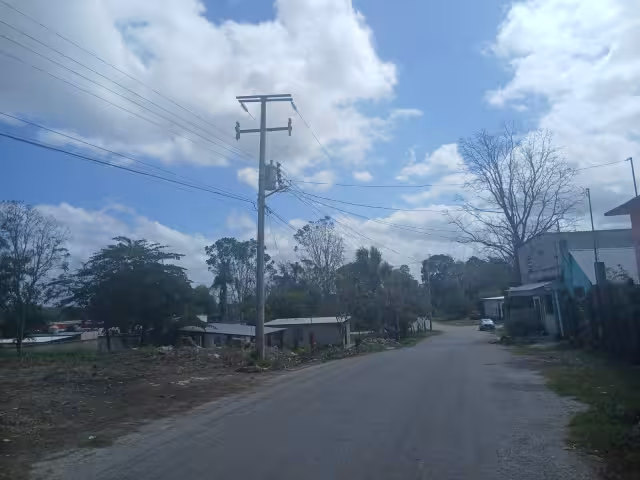 Bajones y apagones afectan a vecinos de la colonia U.E.T. 1 en Escárcega