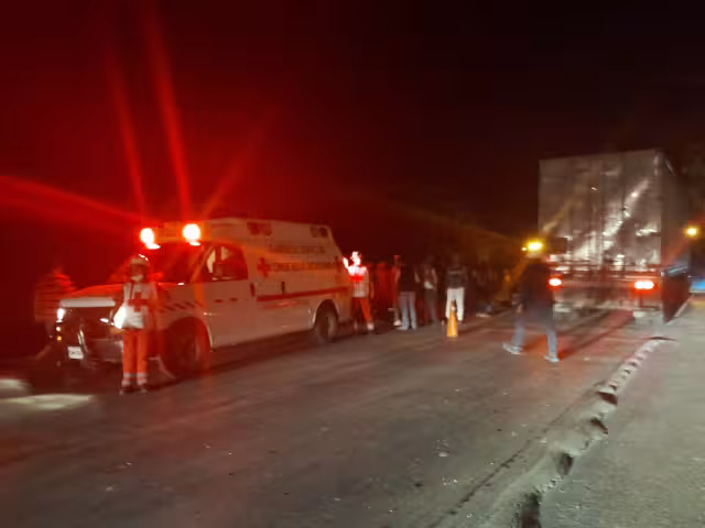 Al lugar arribaron paramédicos, pero el joven ya había perdido la vida