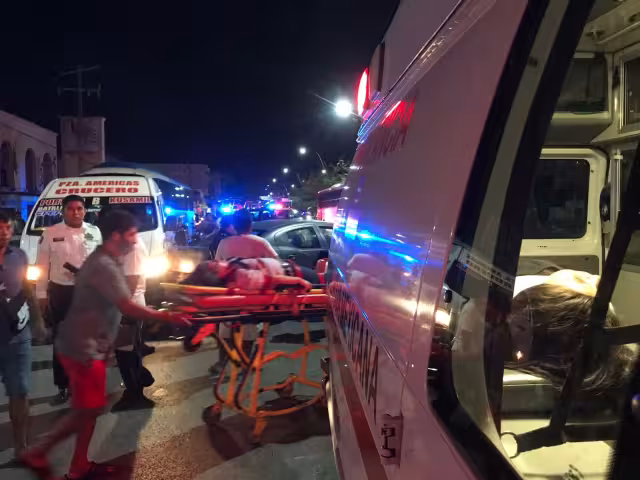 Combi choca contra vehículo y deja varios pasajeros heridos en Cancún