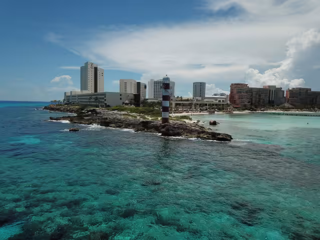 La forma de la Zona Hotelera de Cancún es parte de la letra de 'Suéñame Quintana Roo'