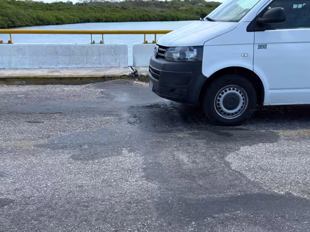 El desgaste en algunas zonas del puente es evidente y preocupante.