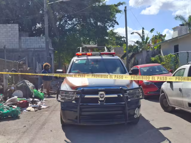 Elementos policiacos llegaron al lugar de los hechos en la Supermanzana 107.