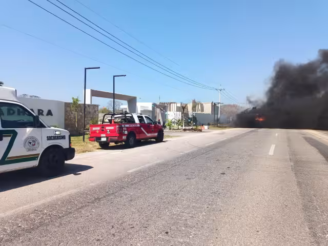 Un tráiler comenzó a incendiarse este sábado en la vía Mérida-Tizimín