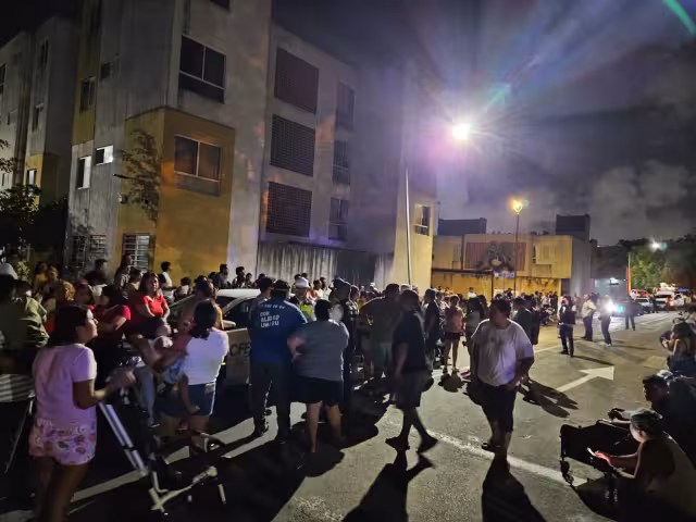 Los vecinos inconformes se manifestaron ante la falta de energía.
