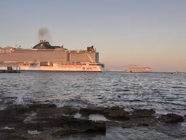 El barco tiene una capacidad para siete mil personas y en su interior cuenta con piscinas gigantes con simulador de olas