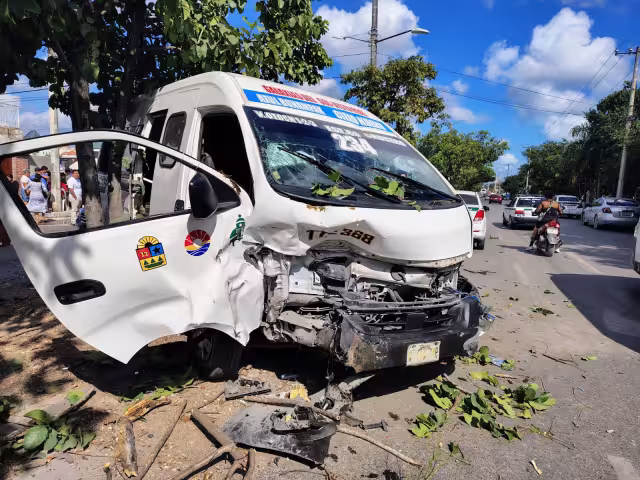 Choque múltiple en Villas Otoch deja ocho lesionados; combi brinca camellón