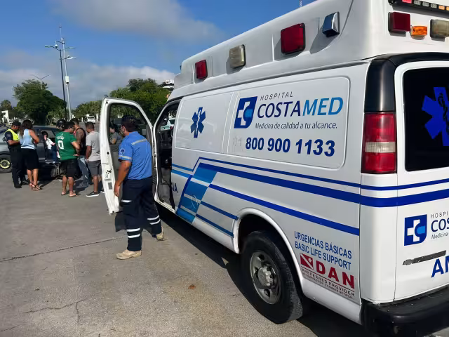 Los paramédicos tuvieron que trasladar a la mujer a un hospital cercano