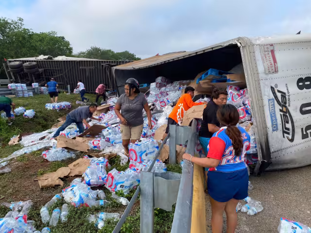 Dormita conductor y vuelca tráiler con 50 toneladas de agua en Campeche