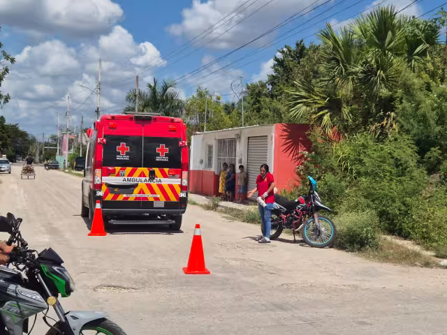 Un choque entre un automóvil Chevy y una motocicleta se registró en la colonia La Cruz, en Champotón.