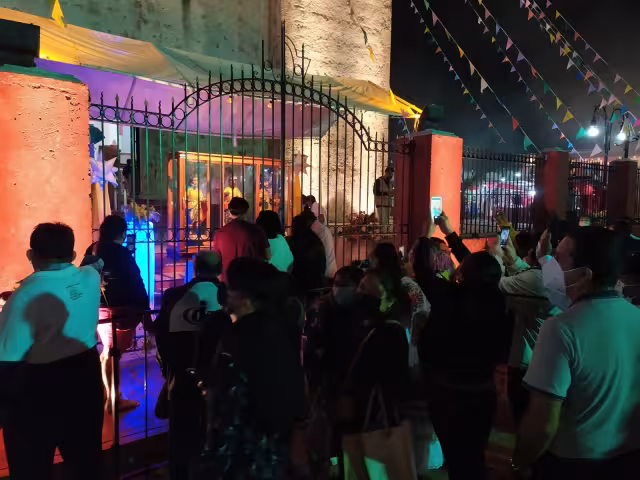 De acuerdo con los custodios, de las 13:00 a las 16:00 horas se recibieron frente a las imágenes a 3 mil 446 peregrinos