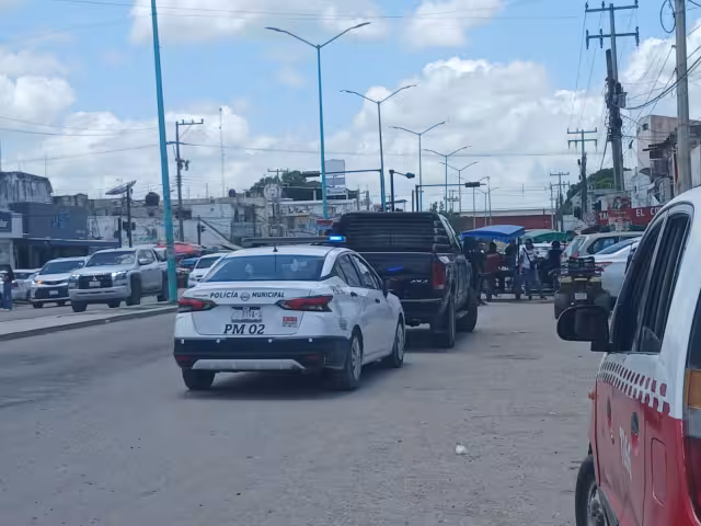En Escárcega, una conductora dejó estacionada su camioneta Dodge Ram a media avenida Justo Sierra Méndez.