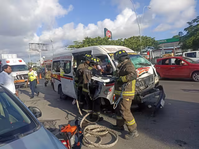 En la parte delantera de la combi quedaron atrapadas dos personas