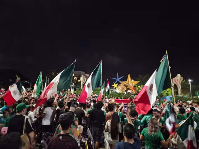 Los aficionados llegaron a la famosa glorieta para celebrar la victoria del Tri.