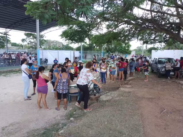 Desde muy temprana hora las madres de familia acudieron la cancha de Kanasín para recibir el pago correspondiente