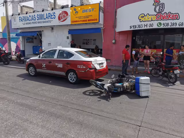 Aparatoso choque entre motociclista y taxi frente al CFEmático


