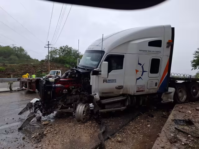 Un tráiler de la empresa Transporte Manzanillo derrapó en la conocida Curva del Diablo, en el kilómetro 58 de la carretera Mérida-Campeche.