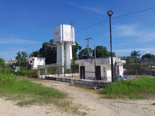 Según funcionarios del Servicio de Agua Potable y Alcantarillado de Escárcega (SMAPAE), esto se debe a una falla eléctrica subterránea en el pozo 1 de la colonia Salsipuedes.