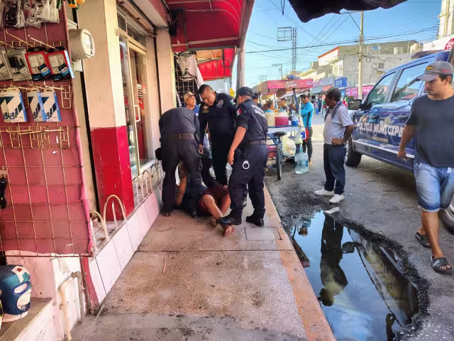 Hombre en situación de calle agredió con una muleta a una mujer y a un menor en pleno Centro.
