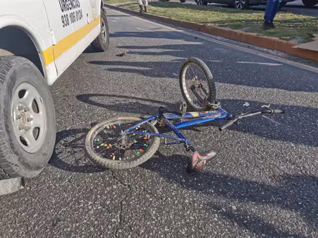 Accidente en la colonia Pedro Sainz de Baranda: motociclista impacta a ciclista.