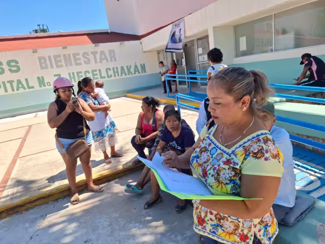 Madres de familia entregan petición firmada por 75 ciudadanos al IMSS-Bienestar en Hecelchakán.
