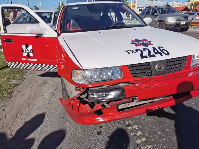 Conductor choca contra un taxista en la Glorieta del chechen en Ciudad del Carmen