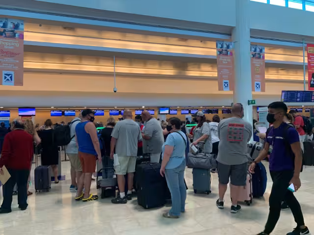 Algunas salidas internacionales desde el aeropuerto de Cancún se retrasaron hasta cuatro horas