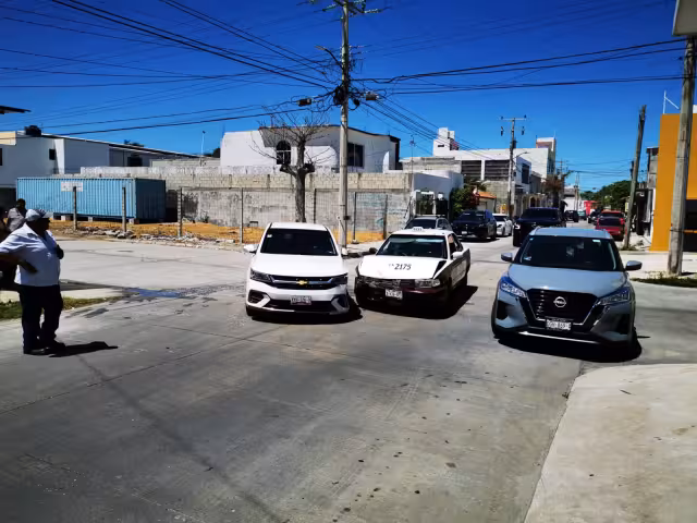 Vialidad parcial afectada por accidente entre taxi y automóvil particular en San Agustín del Palmar