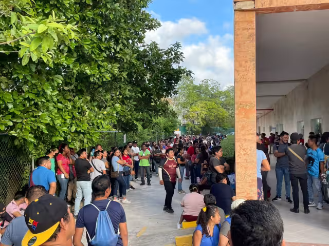 Trabajadores permanecieron en el estacionamiento de la planta mientras esperaban una respuesta de los directivos