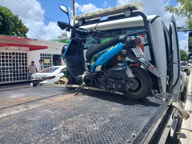 Aseguran motoneta en Escárcega por circular en sentido contrario: conductor detenido