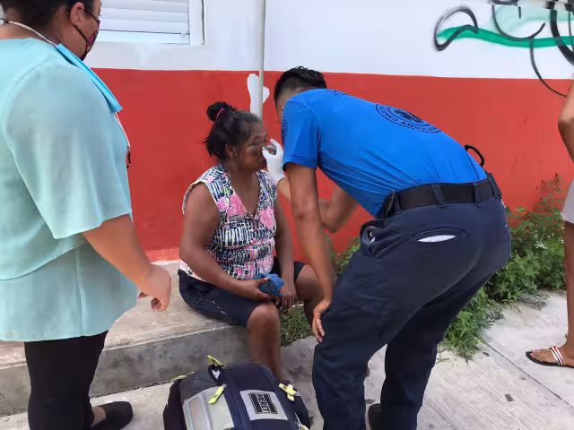 Testigos dieron aviso a los números de emergencia por lo que al lugar llegaron los paramédicos de una empresa particular