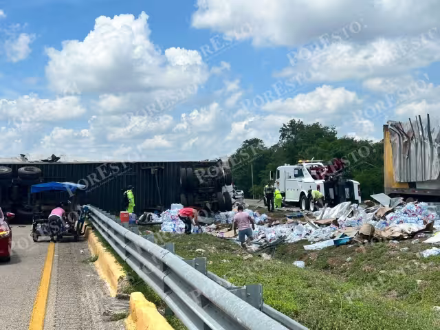 Un tráiler cargado con 25 toneladas de agua purificada volcó en el camellón central de la carretera federal Campeche-Mérida