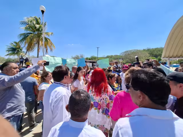 La gobernadora Layda Sansores enfrentó una protesta de trabajadores sindicalizados durante su visita a la Escuela Normal Rural